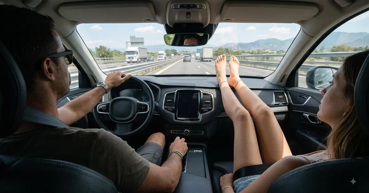 Piedi all'aria in auto: il rischio letale (e le multe) dietro l'abitudine pi&ugrave; diffusa dell'estate