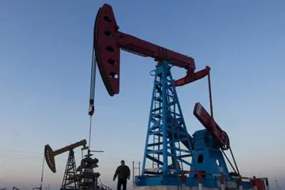Petrolio alle stelle: il Brent tocca quota 90 dollari. Caos e tensioni nello Stretto di Hormuz
