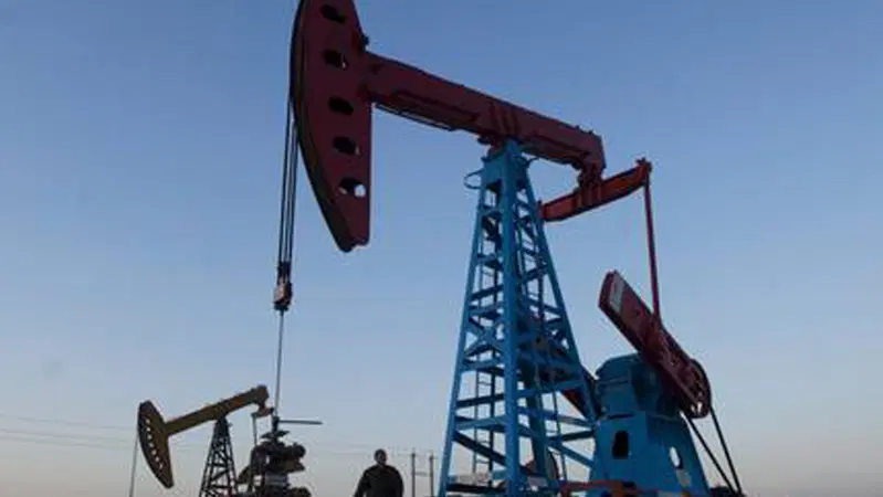 Petrolio alle stelle: il Brent tocca quota 90 dollari. Caos e tensioni nello Stretto di Hormuz