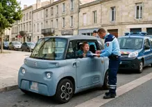 A 72 km/h con la Citroen Ami (che fa i 45): 15enne sblocca la microcar elettrica
