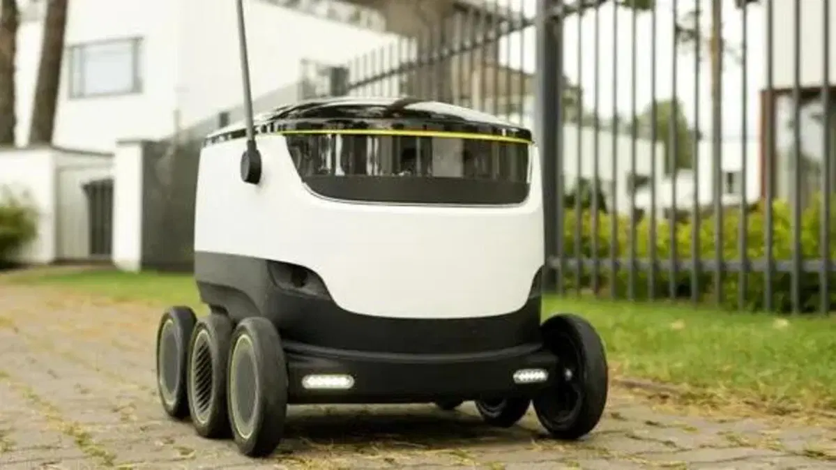 Robot consegna pacchi senza conducente: la Francia li autorizza su strada, addio ai corrieri?