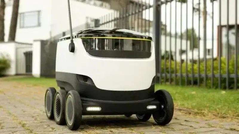 Robot consegna pacchi senza conducente: la Francia li autorizza su strada, addio ai corrieri?