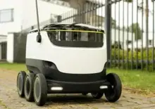 Robot consegna pacchi senza conducente: la Francia li autorizza su strada, addio ai corrieri?