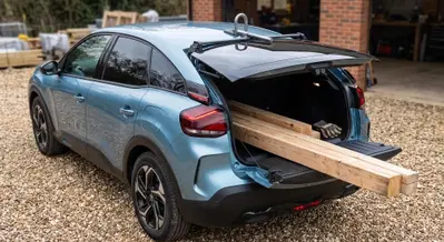 Stellantis, il brevetto che trasforma berline e utilitarie in veri pick-up