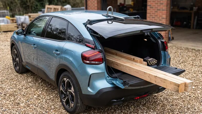 Stellantis, il brevetto che trasforma berline e utilitarie in veri pick-up