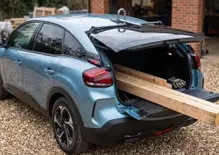 Stellantis, il brevetto che trasforma berline e utilitarie in veri pick-up