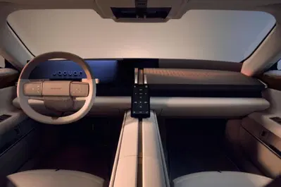Jaguar Type 01, svelati gli interni della nuova GT elettrica: tecnologia nascosta e lusso minimalista