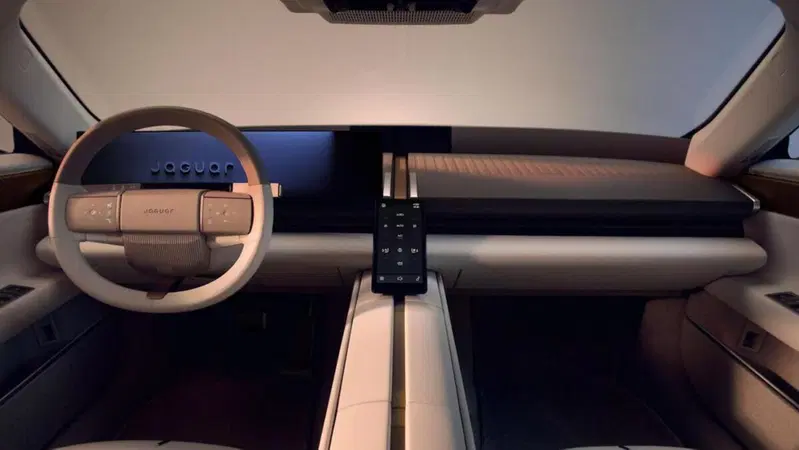 Jaguar Type 01, svelati gli interni della nuova GT elettrica: tecnologia nascosta e lusso minimalista