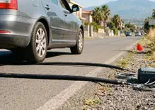 Mistero svelato: ecco a cosa servono i cavi neri sull'asfalto (e perché dovresti alzare il piede dall'acceleratore)