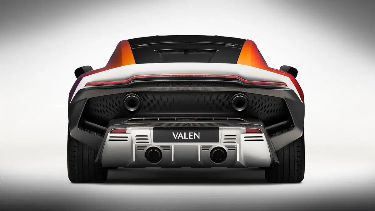 Aston Martin Valen, la V12 più potente di sempre: 850 CV e 345 km/h (7)