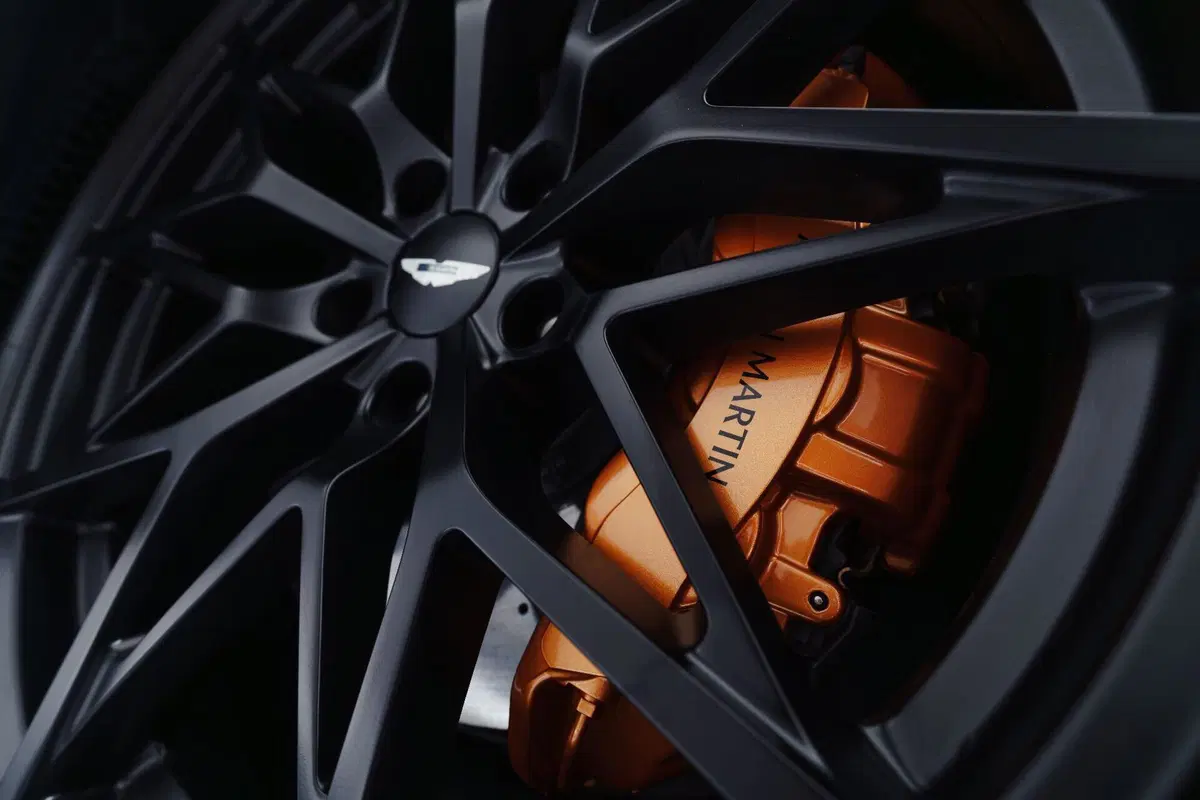 Aston Martin Valen, la V12 più potente di sempre: 850 CV e 345 km/h (23)