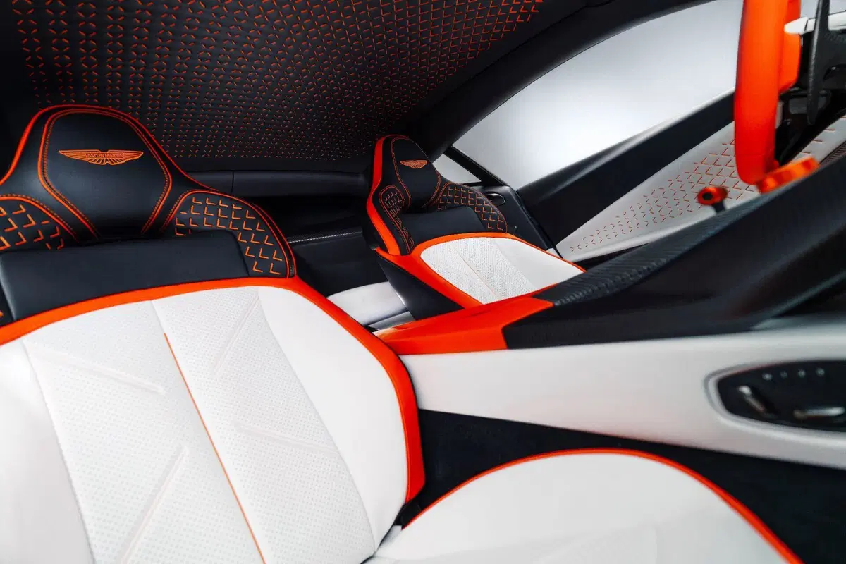 Aston Martin Valen, la V12 più potente di sempre: 850 CV e 345 km/h (10)