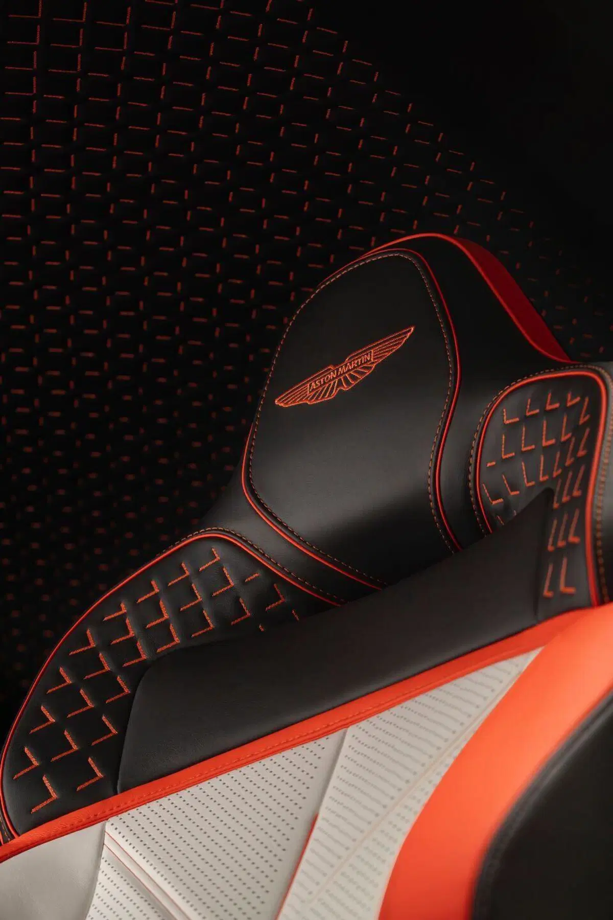 Aston Martin Valen, la V12 più potente di sempre: 850 CV e 345 km/h (14)
