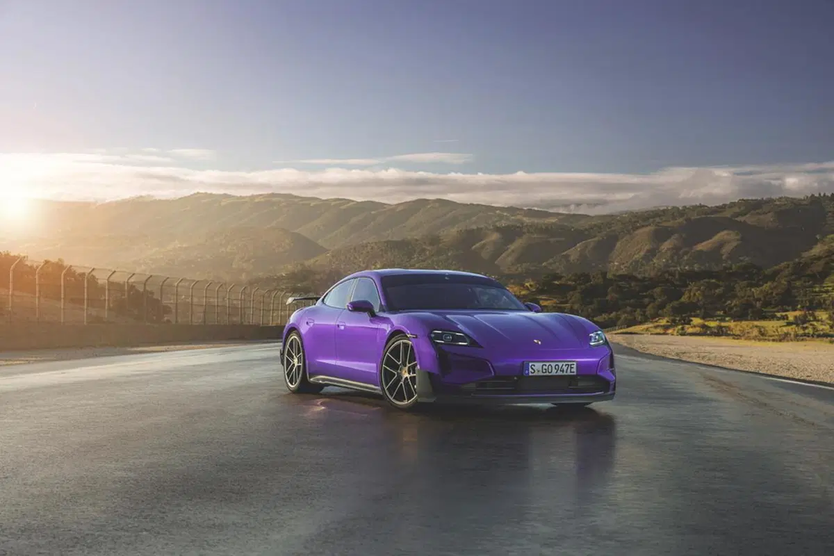 Porsche, brusca frenata sull'elettrico: la produzione della Taycan potrebbe fermarsi nel 2030