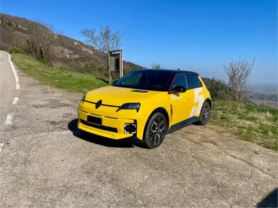 Renault 5 E-Tech, primo aggiornamento: cresce l'autonomia e arrivano i cerchi in stile Clio Williams