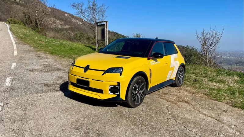 Renault 5 E-Tech, primo aggiornamento: cresce l'autonomia e arrivano i cerchi in stile Clio Williams