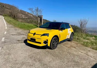 Renault 5 E-Tech, primo aggiornamento: cresce l'autonomia e arrivano i cerchi in stile Clio Williams