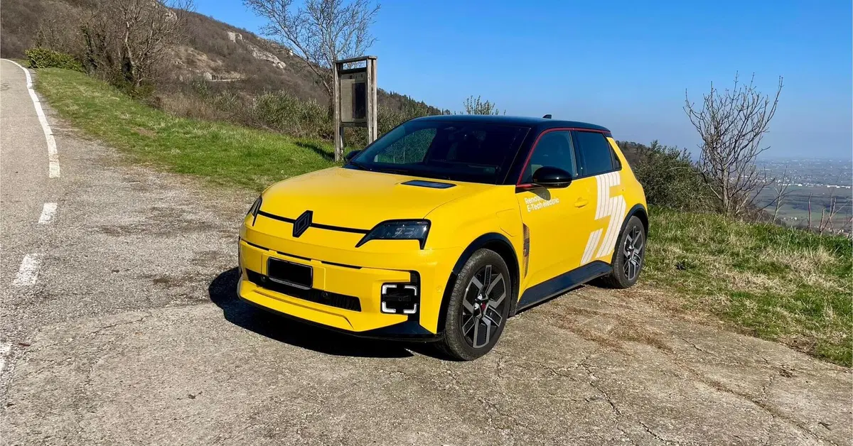 Renault 5 E-Tech, primo aggiornamento: cresce l'autonomia e arrivano i cerchi in stile Clio Williams