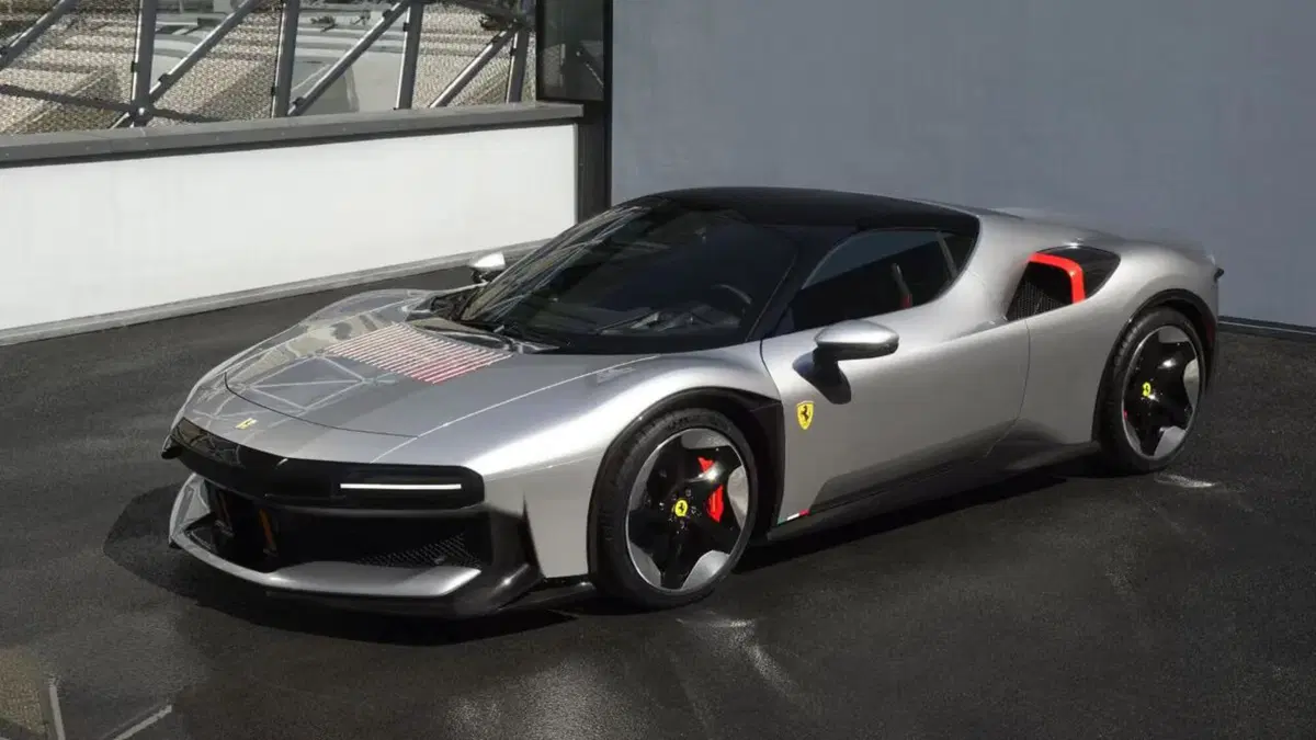 Ferrari CZ26, la SF90 Stradale cambia volto: la one-off da 1.000 CV debutta a Monterey