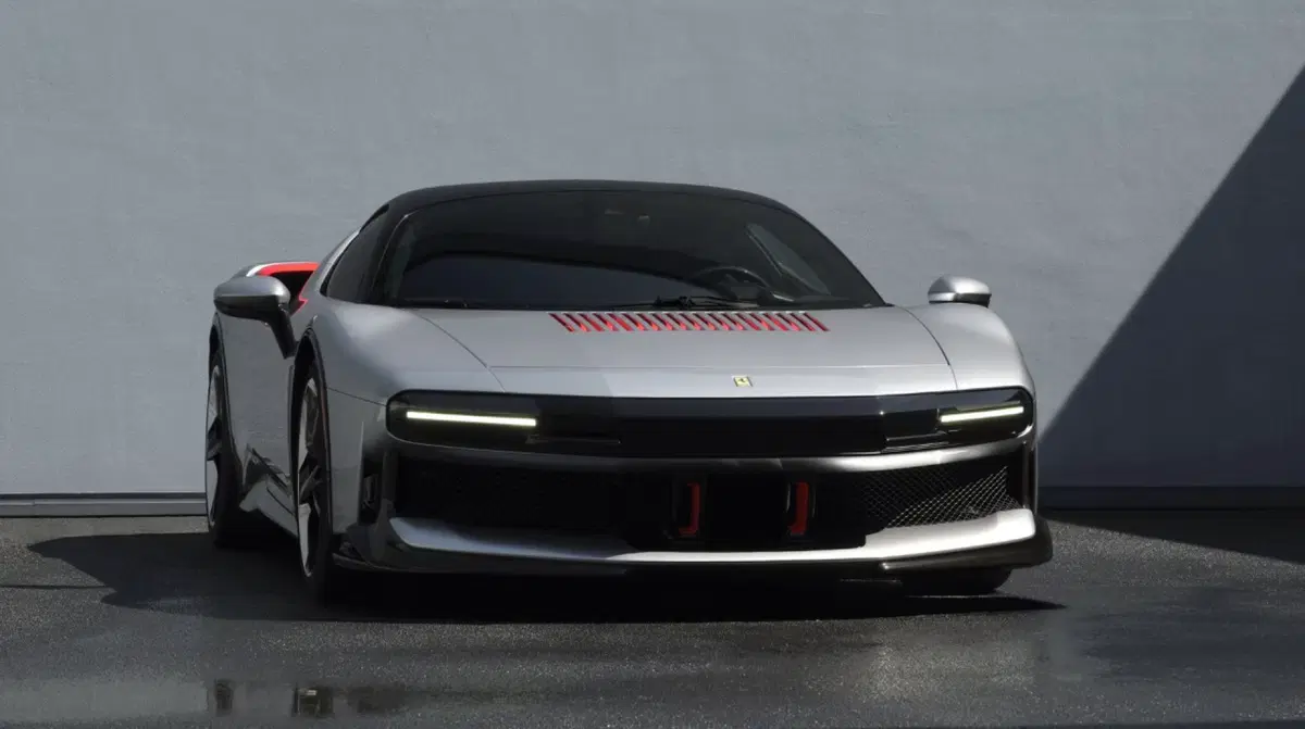 Ferrari CZ26, la SF90 Stradale cambia volto: la one-off da 1.000 CV debutta a Monterey (7)