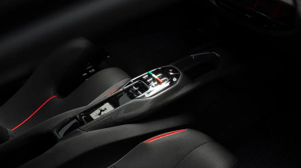 Ferrari CZ26, la SF90 Stradale cambia volto: la one-off da 1.000 CV debutta a Monterey (14)