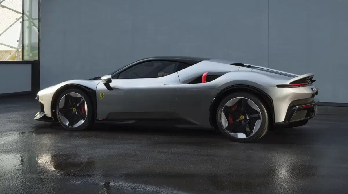 Ferrari CZ26, la SF90 Stradale cambia volto: la one-off da 1.000 CV debutta a Monterey (20)