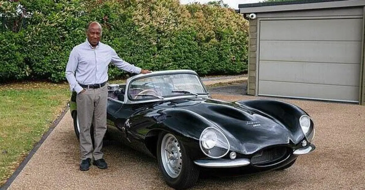 Lewis Hamilton, il padre vende 27 auto da collezione: la Jaguar XJ220 fa il record a Silverstone