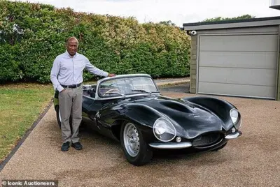 Lewis Hamilton, il padre vende 27 auto da collezione: la Jaguar XJ220 fa il record a Silverstone