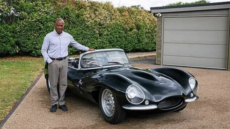 Lewis Hamilton, il padre vende 27 auto da collezione: la Jaguar XJ220 fa il record a Silverstone
