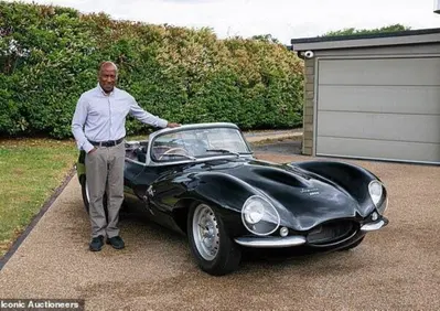 Lewis Hamilton, il padre vende 27 auto da collezione: la Jaguar XJ220 fa il record a Silverstone