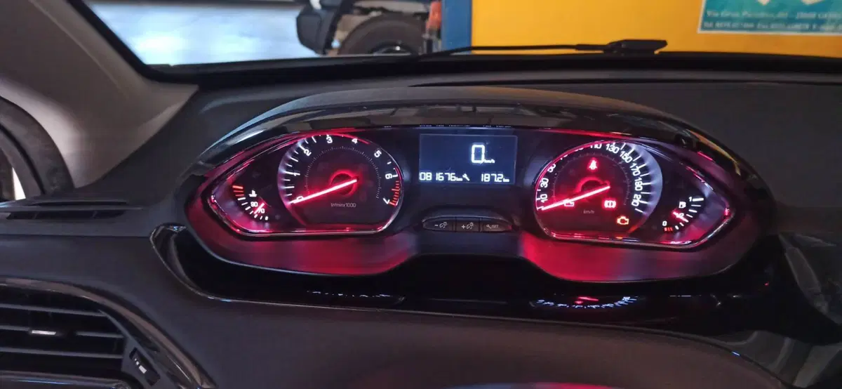 Peugeot 208 usata a Varese (13)