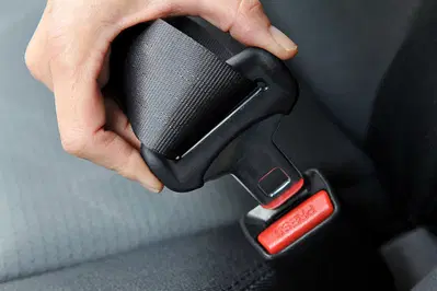 Nuovo Codice della Strada: il trucco della "finta cintura" vi coster&agrave; carissimo, ecco quanto