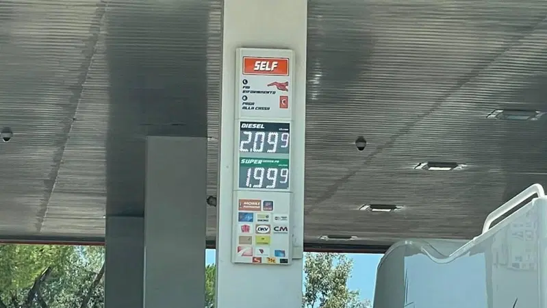 Rifornimento in autostrada senza svenarsi? Abbiamo trovato l'oasi del Self-Service (e forse il boicottaggio funziona)