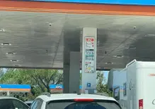 Rifornimento in autostrada senza svenarsi? Abbiamo trovato l'oasi del Self-Service (e forse il boicottaggio funziona)