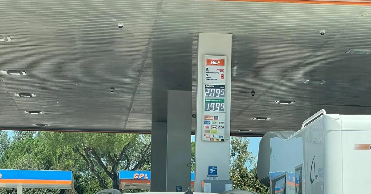 Rifornimento in autostrada senza svenarsi? Abbiamo trovato l'oasi del Self-Service (e forse il boicottaggio funziona)