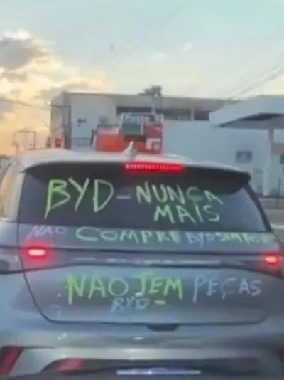 "BYD, mai pi&ugrave;": trasforma la sua auto in un cartellone di protesta e il video diventa virale