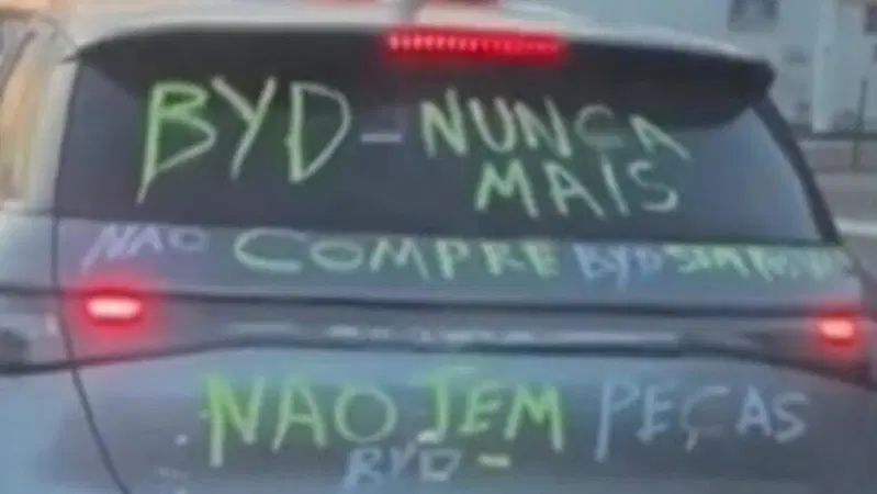"BYD, mai pi&ugrave;": trasforma la sua auto in un cartellone di protesta e il video diventa virale