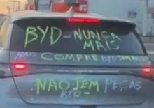 BYD, mai più: trasforma la sua auto in un cartellone di protesta e il video diventa virale