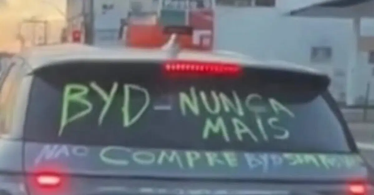 "BYD, mai pi&ugrave;": trasforma la sua auto in un cartellone di protesta e il video diventa virale