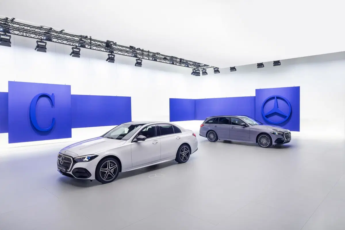 Nuova Mercedes Classe C: intelligenza artificiale, addio turbo-lag e un'iniezione di elettroni per dominare il segmento
