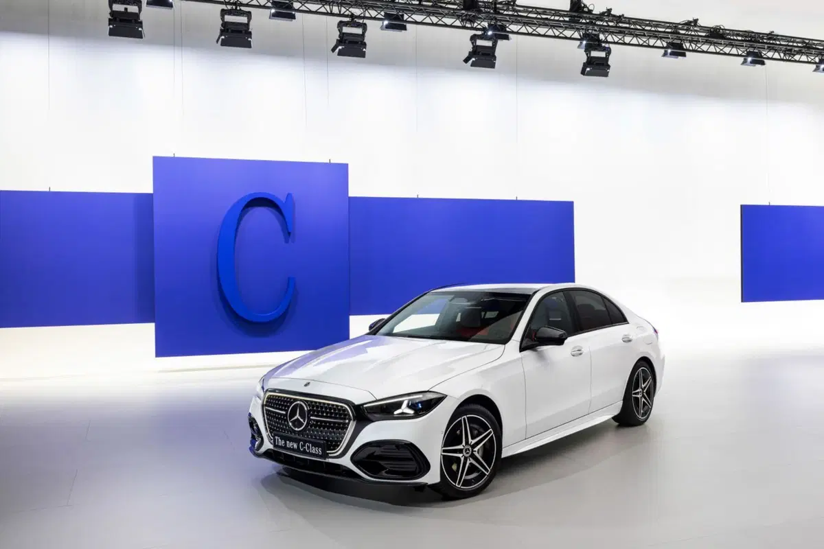 Nuova Mercedes Classe C: intelligenza artificiale, addio turbo-lag e un'iniezione di elettroni per dominare il segmento (2)