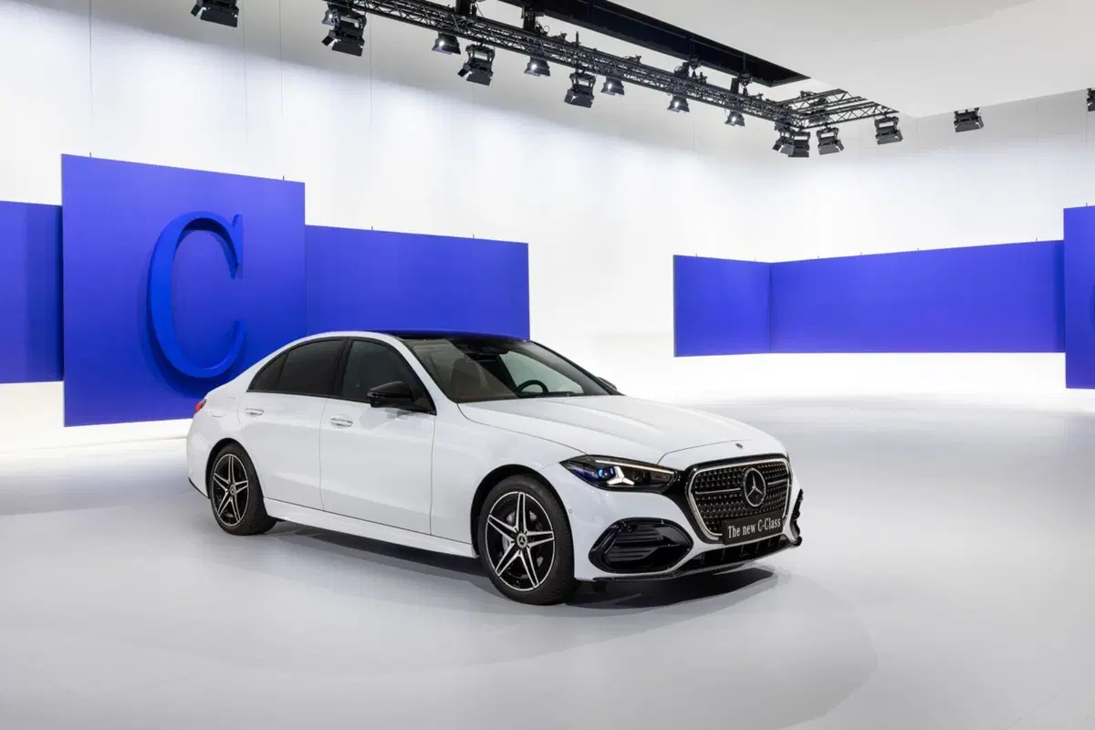 Nuova Mercedes Classe C: intelligenza artificiale, addio turbo-lag e un'iniezione di elettroni per dominare il segmento (6)