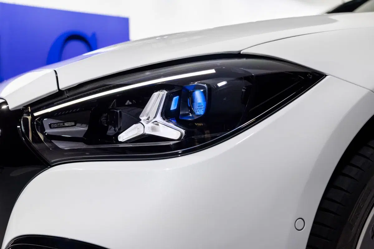 Nuova Mercedes Classe C: intelligenza artificiale, addio turbo-lag e un'iniezione di elettroni per dominare il segmento (8)