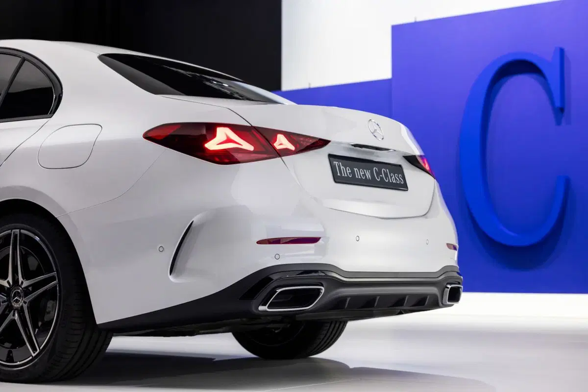 Nuova Mercedes Classe C: intelligenza artificiale, addio turbo-lag e un'iniezione di elettroni per dominare il segmento (9)