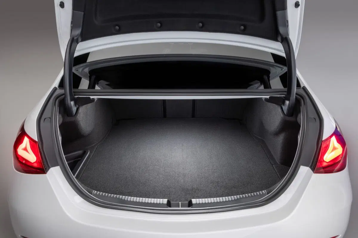 Nuova Mercedes Classe C: intelligenza artificiale, addio turbo-lag e un'iniezione di elettroni per dominare il segmento (13)
