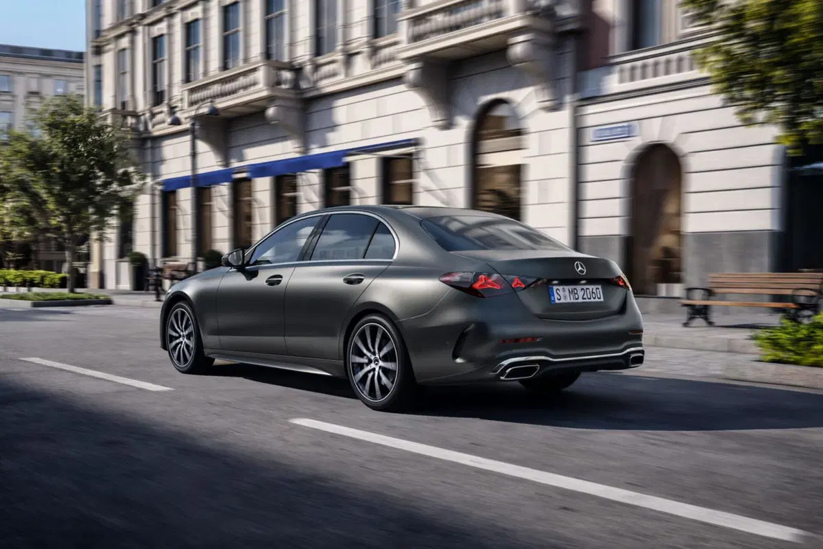 Nuova Mercedes Classe C: intelligenza artificiale, addio turbo-lag e un'iniezione di elettroni per dominare il segmento (19)