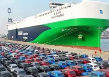 La crisi paradossale dell'auto cinese: ne producono troppe e adesso mancano le navi per esportarle