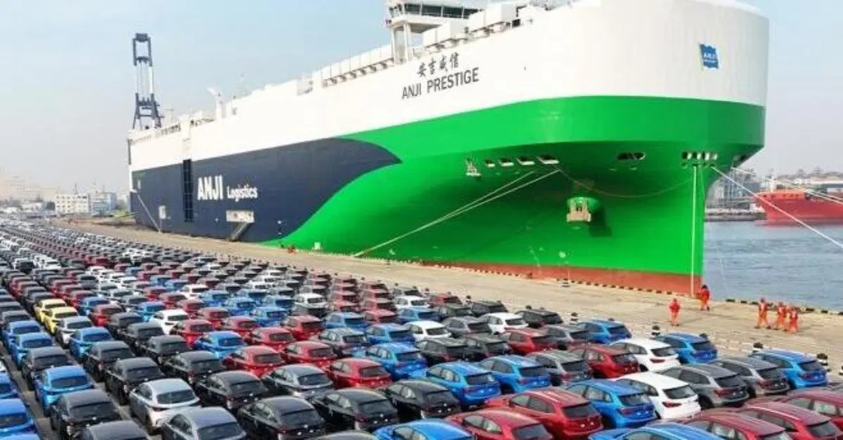 La crisi paradossale dell'auto cinese: ne producono troppe e adesso mancano le navi per esportarle