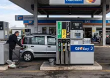 Carburanti, il taglio fantasma sulle accise: lo sconto del Governo è già svanito e il pieno torna un salasso