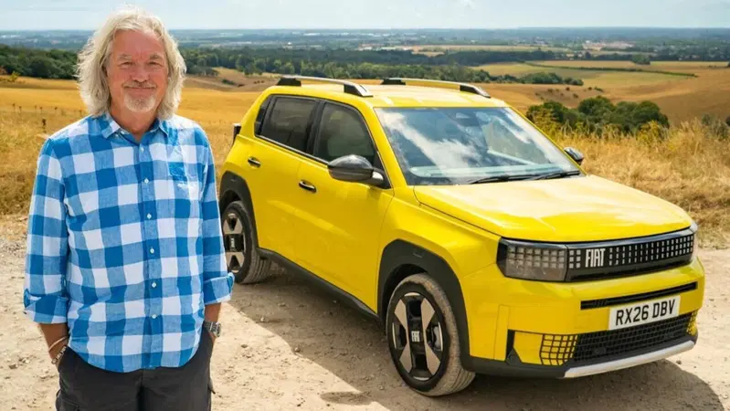James May prova la nuova Fiat Grande Panda: "&Egrave; l'auto ideale per il mondo di oggi"